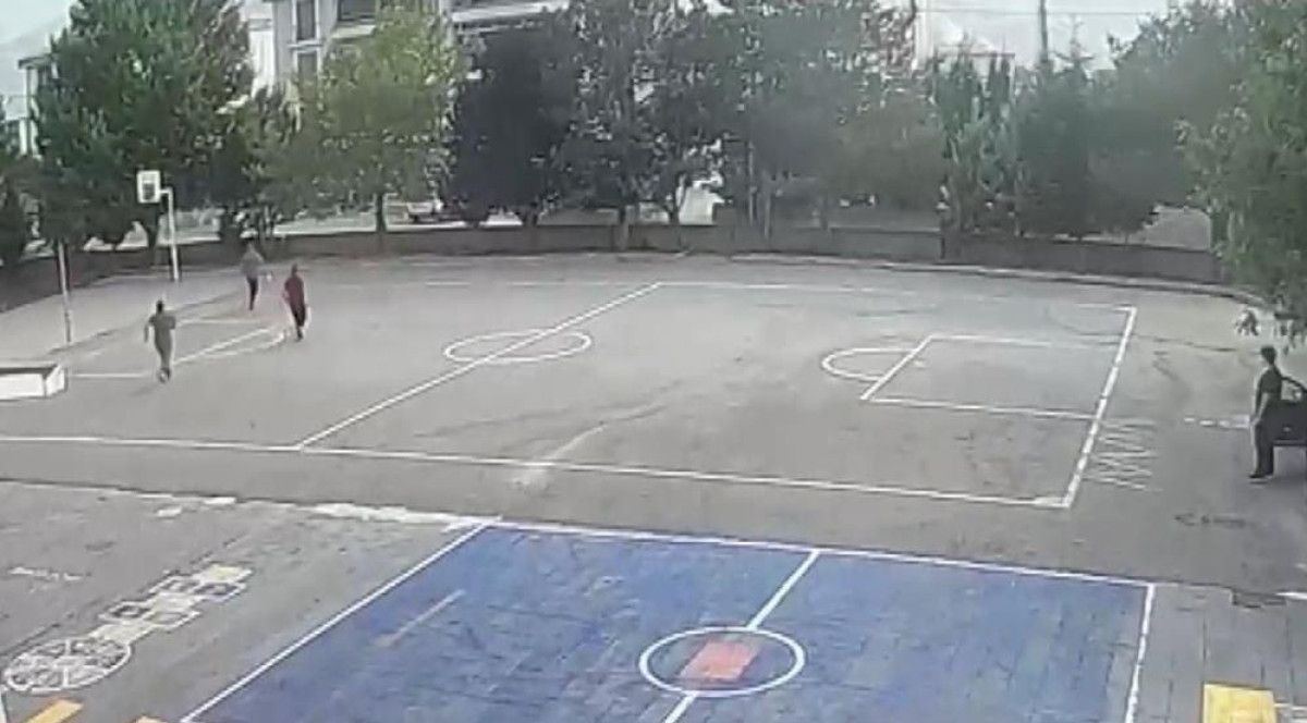 erzincanda cocuklarin uzerine giden otomobili okul muduru durdurdu 0 93OJHfZW