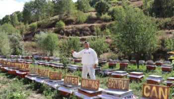 erzurumda arilarina yazmayi ogretti ECximIxC