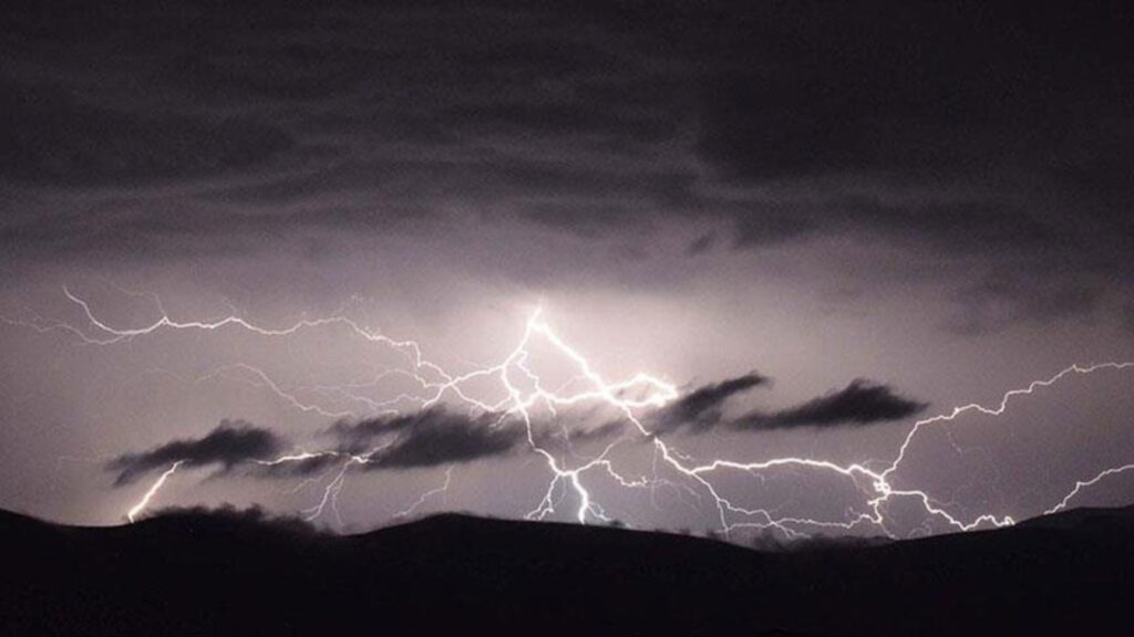 erzurumda yildirim isabet eden baba ile oglu can verdi xwHtcLl9