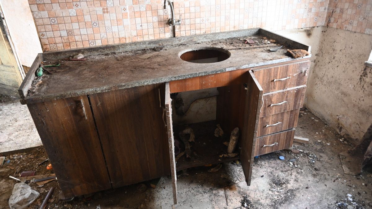 eskisehirde anne ve 2 engelli oglunun yasadigi evden 3 kamyon atik tahliye edildi 0 6KP3TbZF