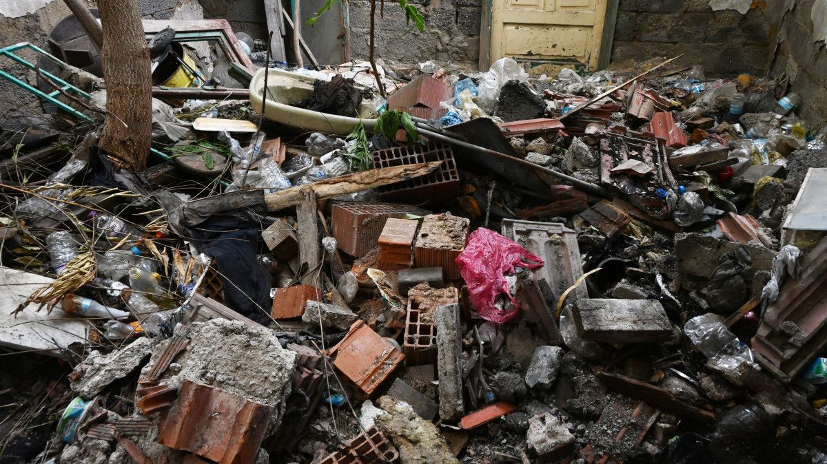 eskisehirde anne ve 2 engelli oglunun yasadigi evden 3 kamyon atik tahliye edildi 1 n7fNWkDT