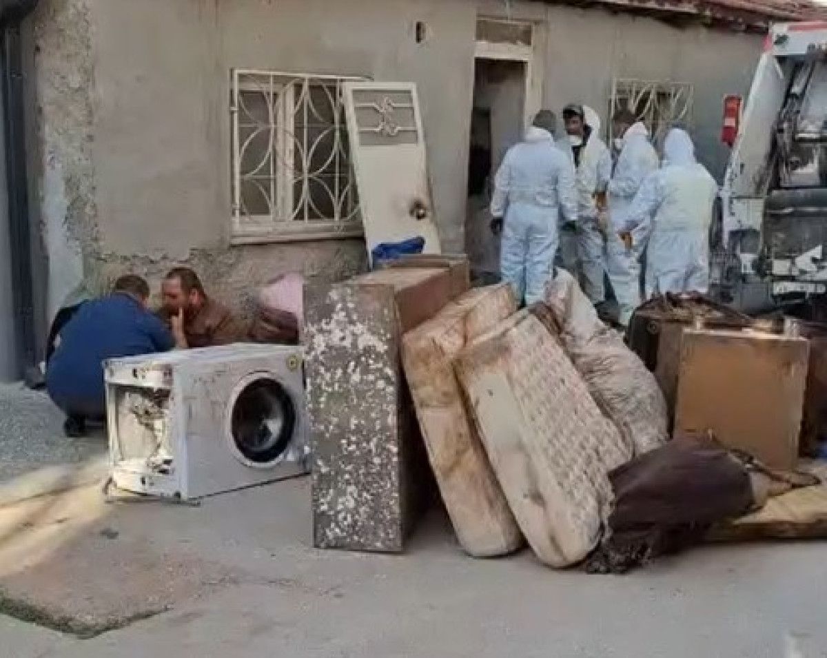 eskisehirde anne ve 2 engelli oglunun yasadigi evden 3 kamyon atik tahliye edildi 2 REtGbuky