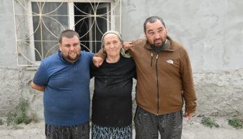 eskisehirde anne ve 2 engelli oglunun yasadigi evden 3 kamyon atik tahliye edildi D5XjbPdj