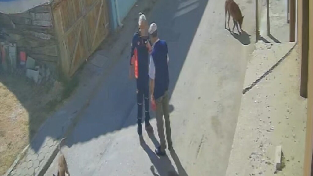 eskisehirde yasli adama saldiri kopeklerimi sen mi sikayet ettin diyerek tekme tokat dovdu G2q6llAW