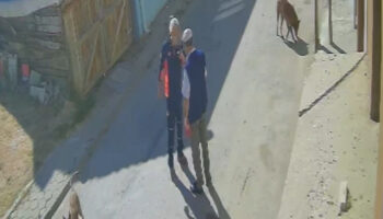 eskisehirde yasli adama saldiri kopeklerimi sen mi sikayet ettin diyerek tekme tokat dovdu G2q6llAW