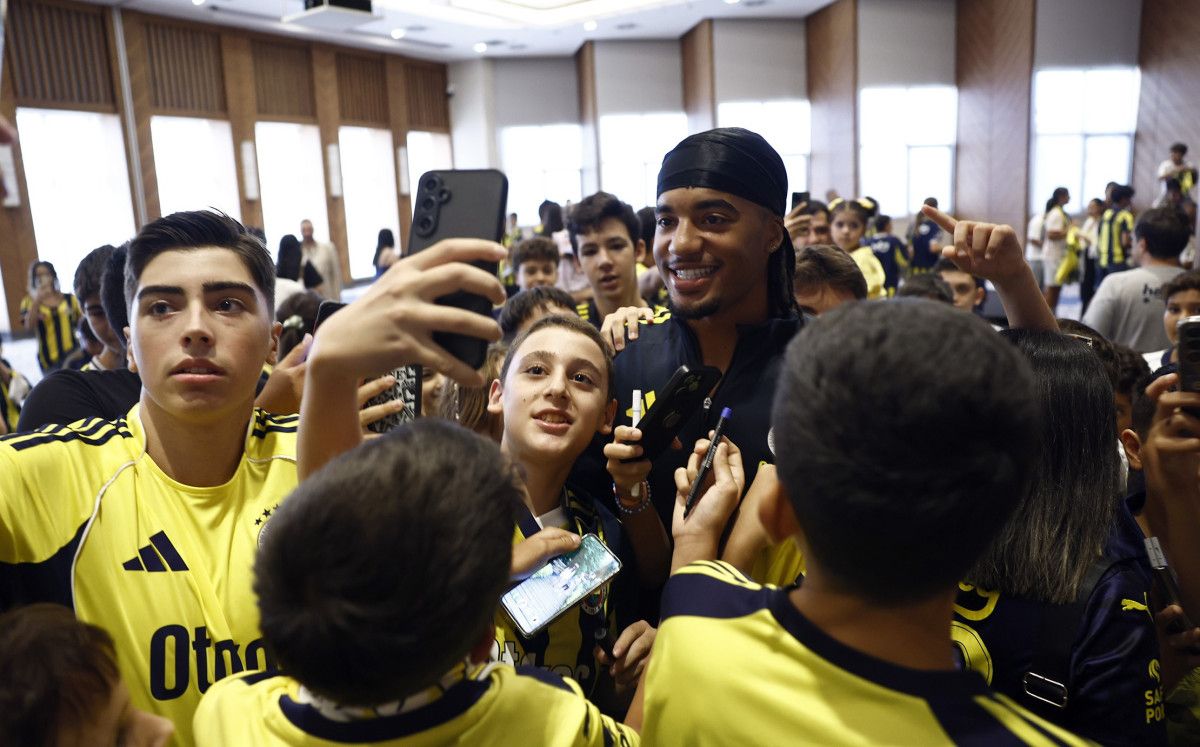 fenerbahceli oyuncular ankarada cocuklarla bulustu 1 3mEgEI2s