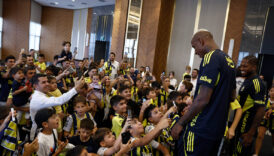 fenerbahceli oyuncular ankarada cocuklarla bulustu bbgtsEMw