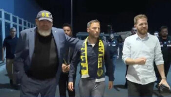 fenerbahcenin anlasmaya vardigi domenico tedesco istanbula geldi qLMF4mB1