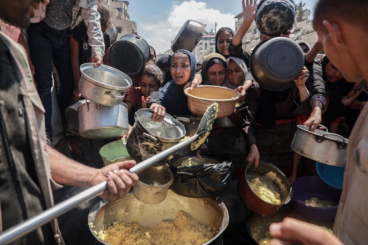 gazzede aclik filistinlilere yemek dagitildi 0 QvcZRjN5