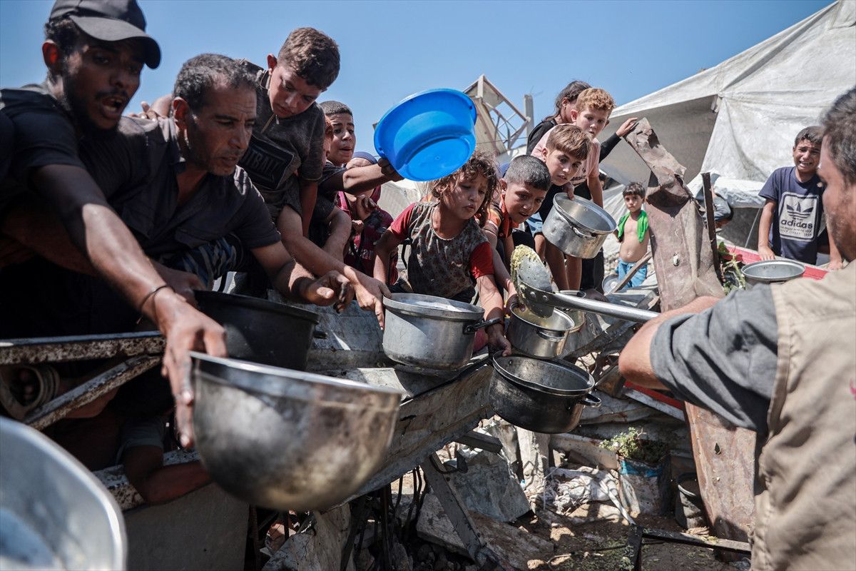 gazzede aclik filistinlilere yemek dagitildi 2
