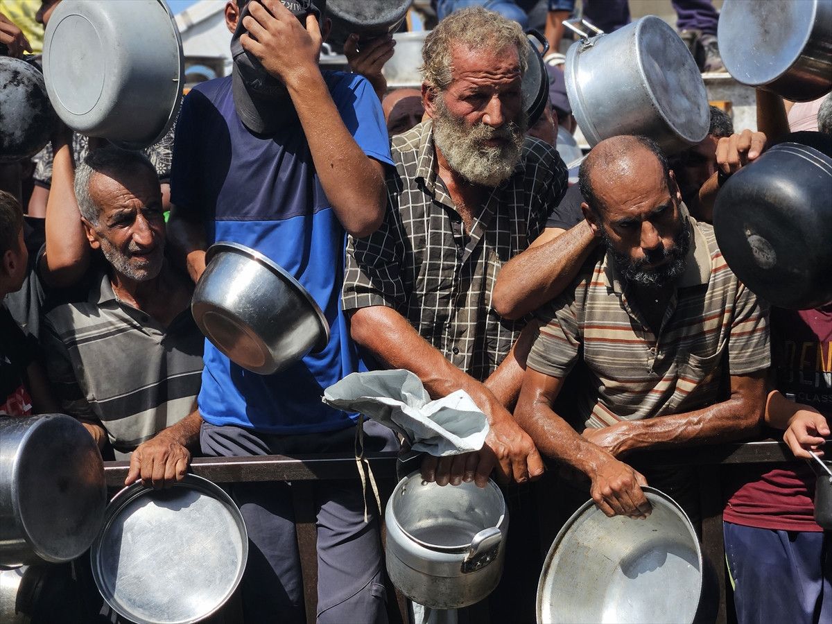 gazzede aclikla mucadele eden filistinlilere sicak yemek dagitildi 0 W8r49w78