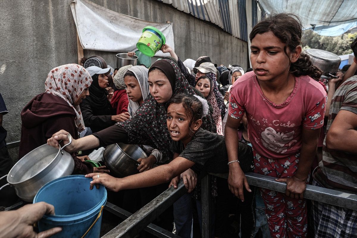 gazzede insanlik drami filistinlilere yemek dagitildi 3 EEgrFzDX