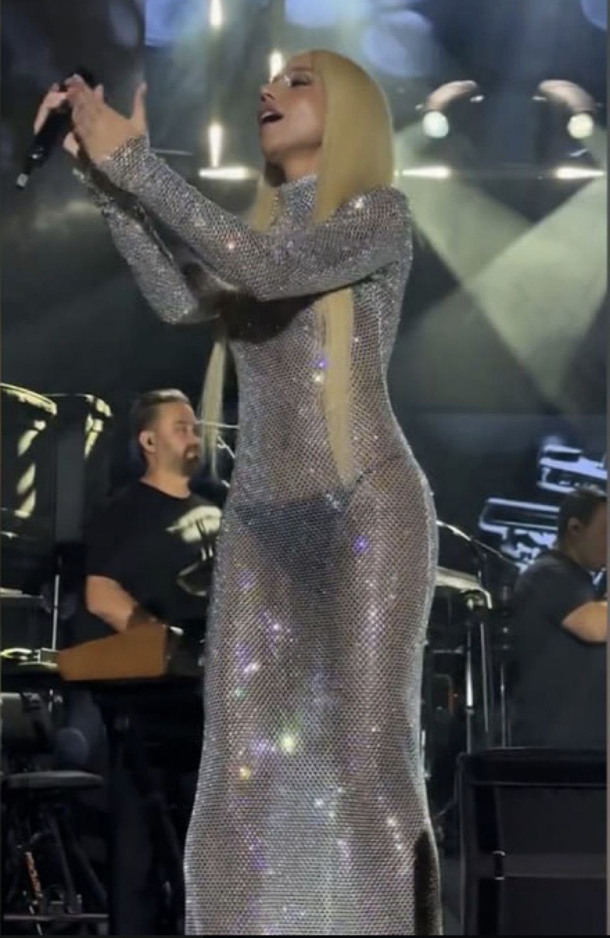 gulsen yine sahnede sinirlari zorladi sosyal medya ikiye bolundu 1