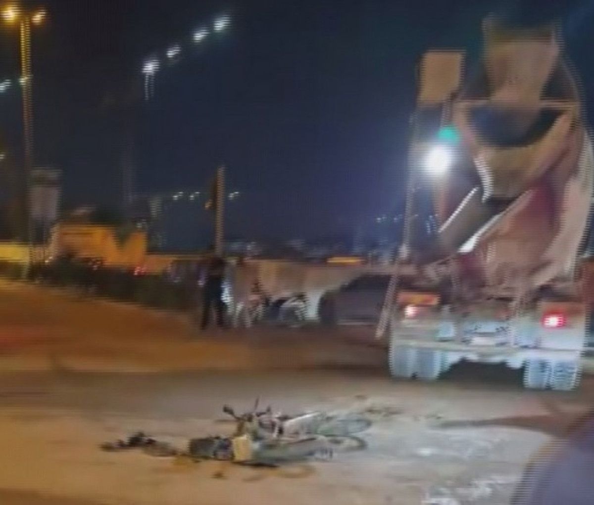 hatayda beton mikseri motosikleti ezdi surucu son anda kurtuldu 3 cXl5jlmR