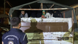 hatayda kamyonet kasasinda gizlenen 20 kacak gocmen yakalandi Wy6nTwOW