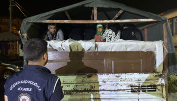 hatayda kamyonet kasasinda gizlenen 20 kacak gocmen yakalandi Wy6nTwOW