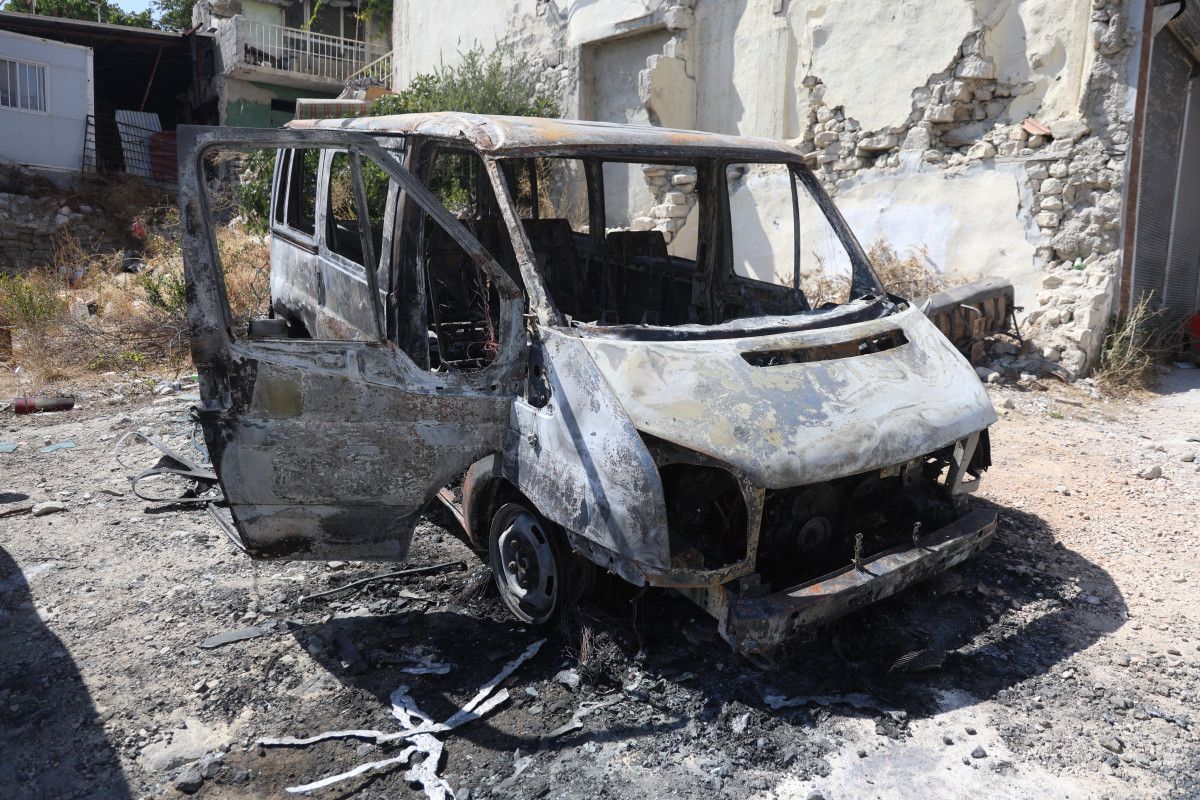 hatayda kanserden esini kaybetti ustune ekmek parasini kazandigi minibus yandi 2 kBU8L5Xa