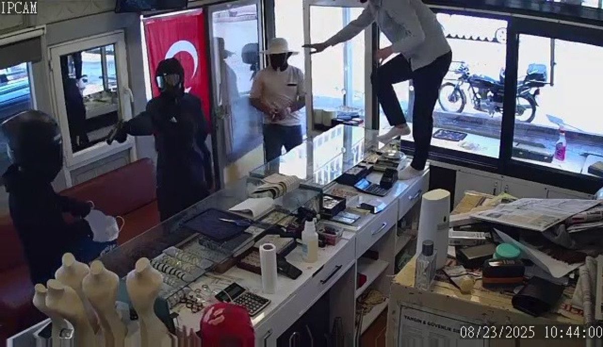 Hatay'da kuyumcu soymaya geldiler, iş yeri sahibiye karşılaştılar 1 hatayda kuyumcu soymaya geldiler is yeri sahibiye karsilastilar 0 8vBZCwgb