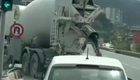 Hatay'da seyir halindeki mikser, dönüş esnasında yolu betonla kapladı 2 hatayda seyir halindeki mikser donus esnasinda yolu betonla kapladi UtDhgfqG