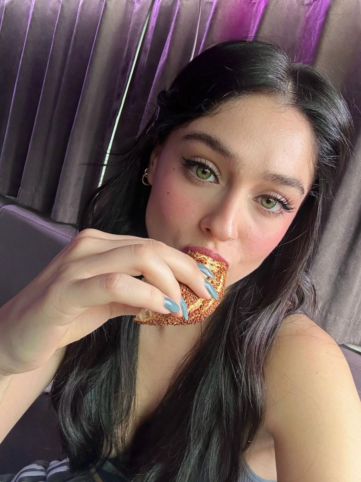 her yaptigi dikkat cekiyor cemre bayselin makyajina begeni yagdi 1