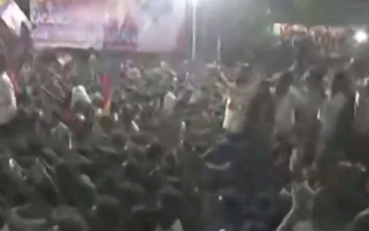 hindistanda parti mitinginde izdiham 31 kisi oldu 3 VfuaqkF2