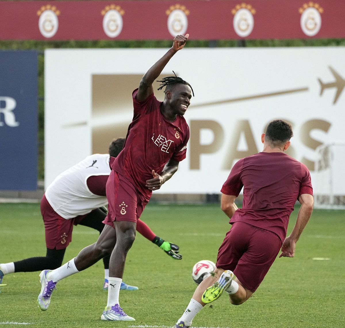 ilkay gundogan galatasaray ile ilk idmanina cikti 0 iuaKWYOs