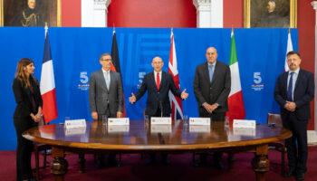 ingiltere savunma bakani healey putinin ne yaptigini goruyoruz bizi yine test ediyor A4gj11tT