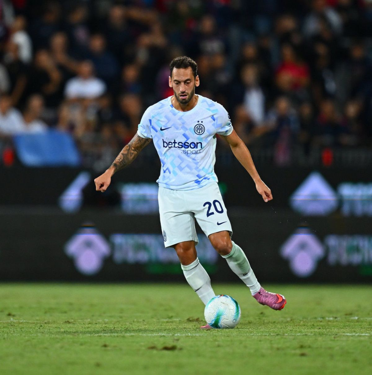 inter deplasmanda cagliariyi yendi 3