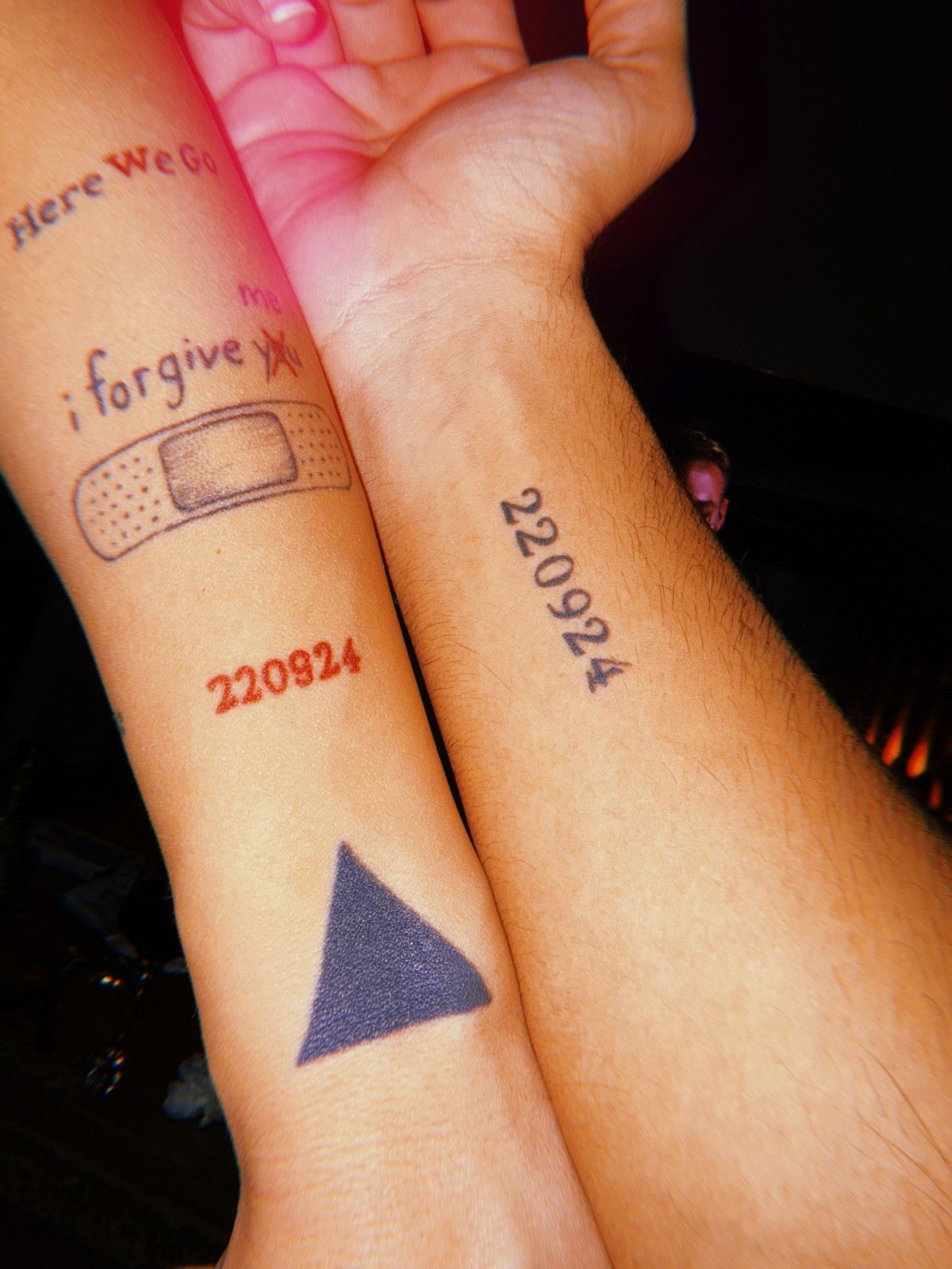 irem derici sevgilisiyle ask dolu bir kutlama yapti dovmelere yorum yagdi 0