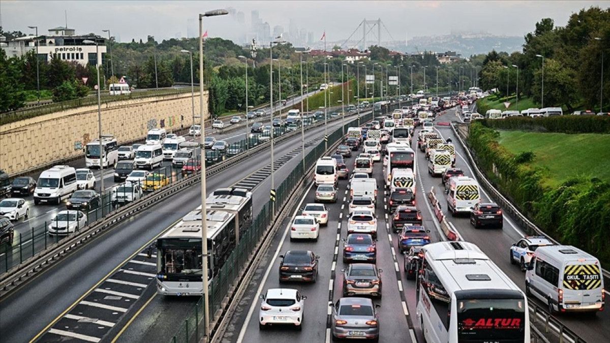 istanbul trafiginde ilk gun yogunlugu 0 ywtmpMcZ