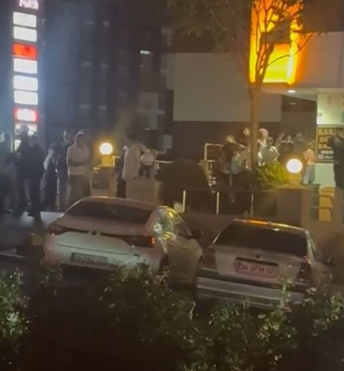 istanbulda alkollu sahislarin kavgasinda ortalik savas alanina dondu 0 NyFlVyHg