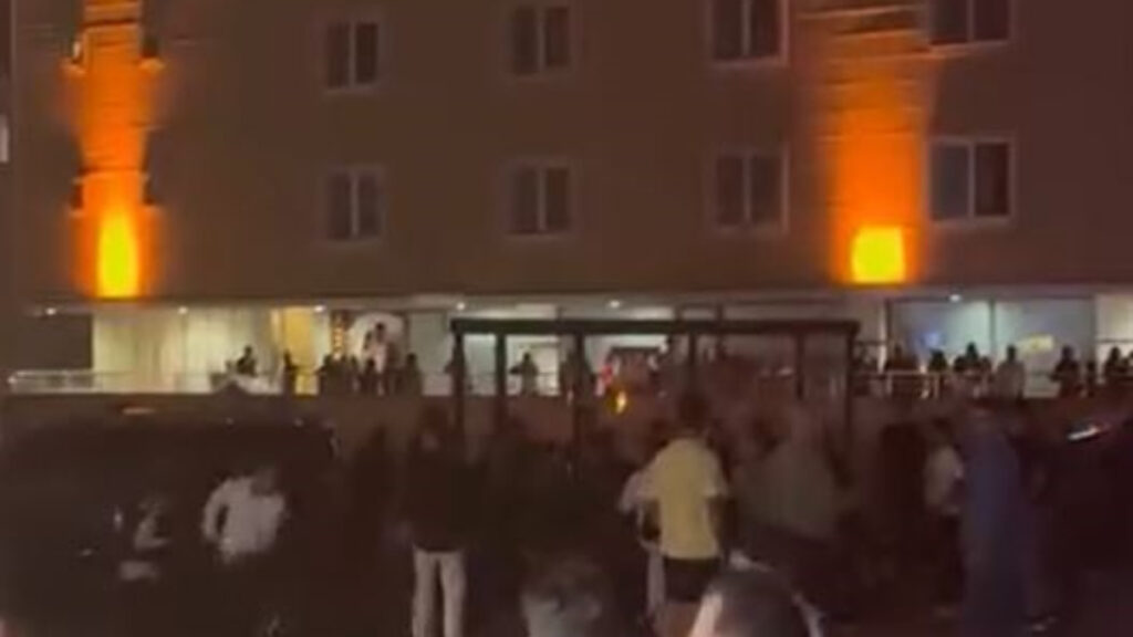 istanbulda alkollu sahislarin kavgasinda ortalik savas alanina dondu IRgtpLyl