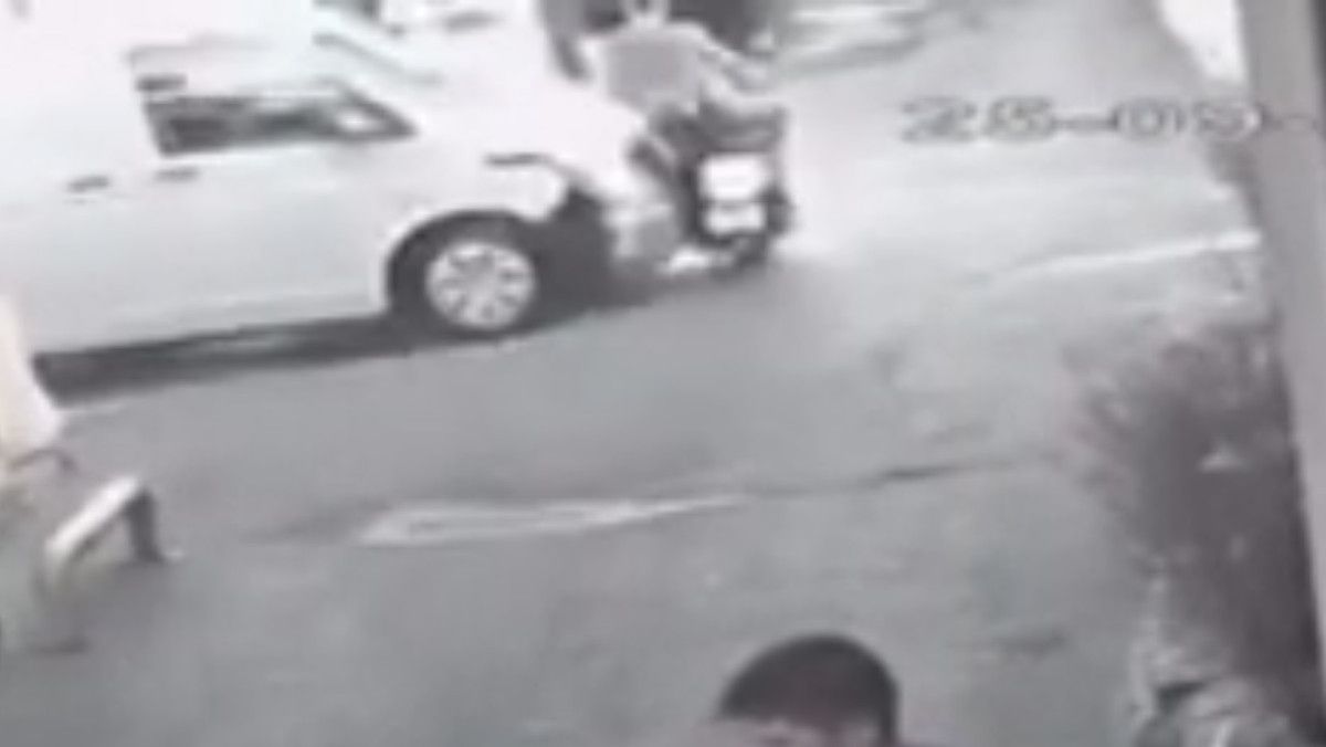 istanbulda aniden yola cikan motosikletliye kamyonet carpti o anlar kamerada 0 kVPSm135