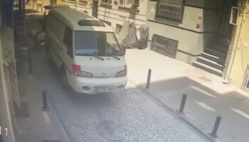 istanbulda caldigi motosikleti arizalandi diyerek nakliyeciye tasitti APDblRxr