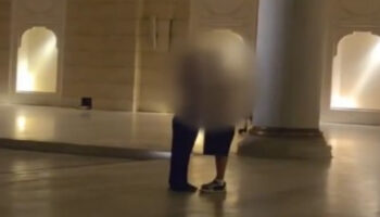 istanbulda camide uygunsuz hareketlerde bulunan 2 turist icin hapis istemi ABJ3wX38