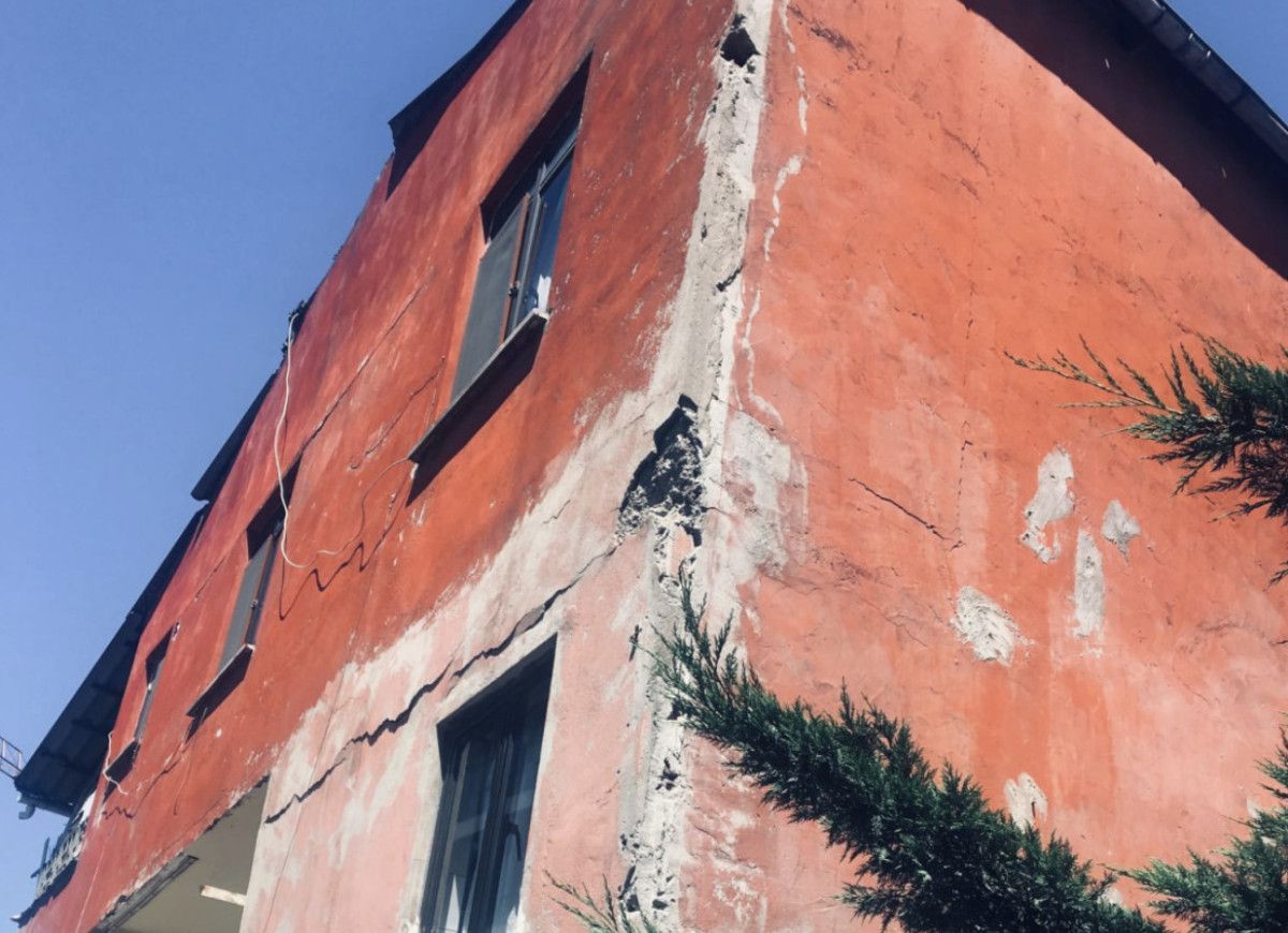 istanbulda curuk raporlu bina yikildi yanindaki gecekondu nedeniyle evleri yapilamiyor 0 KdPpSeuL