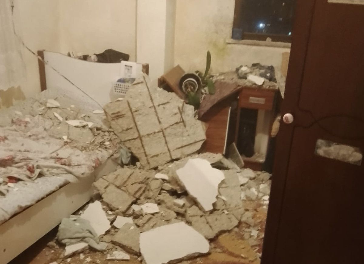 istanbulda curuk raporlu bina yikildi yanindaki gecekondu nedeniyle evleri yapilamiyor 1