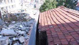 istanbulda curuk raporlu bina yikildi yanindaki gecekondu nedeniyle evleri yapilamiyor lJh22IsX