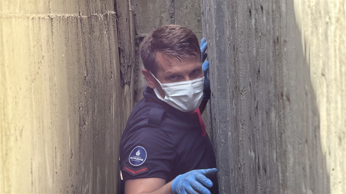 istanbulda dar alana girip sikisan sahis duvarin delinmesiyle 6 saatte cikarildi 0 SDPJDZBT