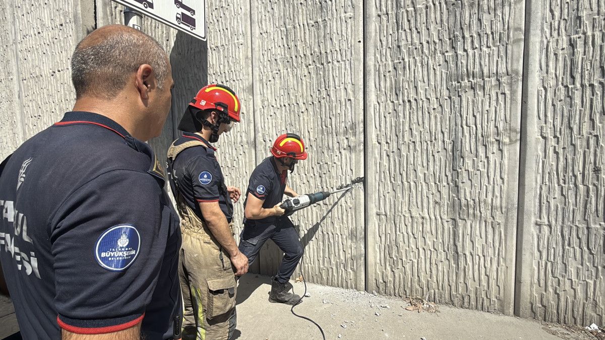 istanbulda dar alana girip sikisan sahis duvarin delinmesiyle 6 saatte cikarildi 1 Iw6LPfR9