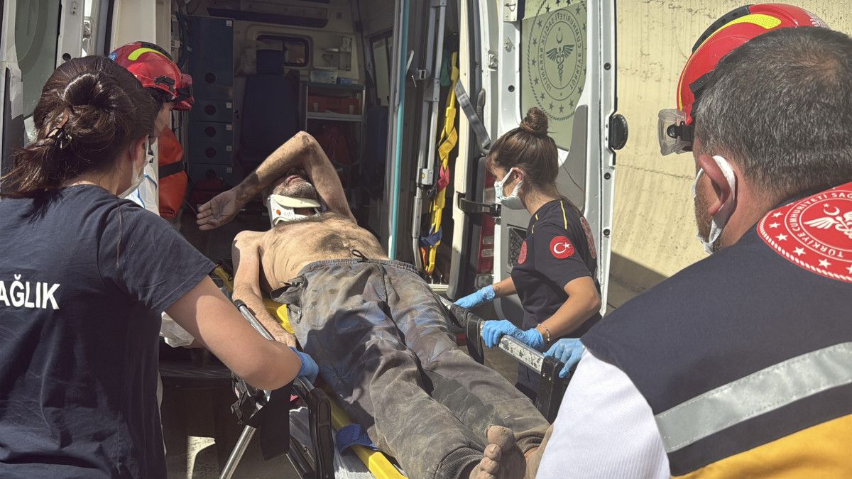 istanbulda dar alana girip sikisan sahis duvarin delinmesiyle 6 saatte cikarildi 5 wRHdPFVg