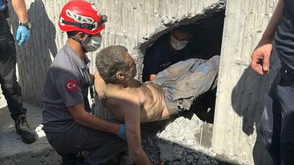 istanbulda dar alana girip sikisan sahis duvarin delinmesiyle 6 saatte cikarildi JFeTDzES