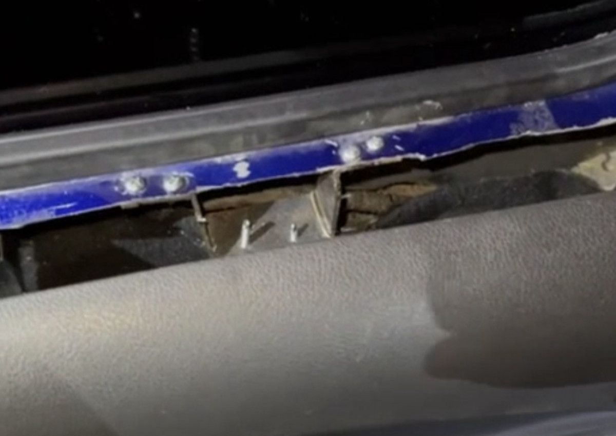 istanbulda durdurulan otomobildeki gizli bolmeden uyusturucu ve sarjor cikti 0 jfT6vM5L