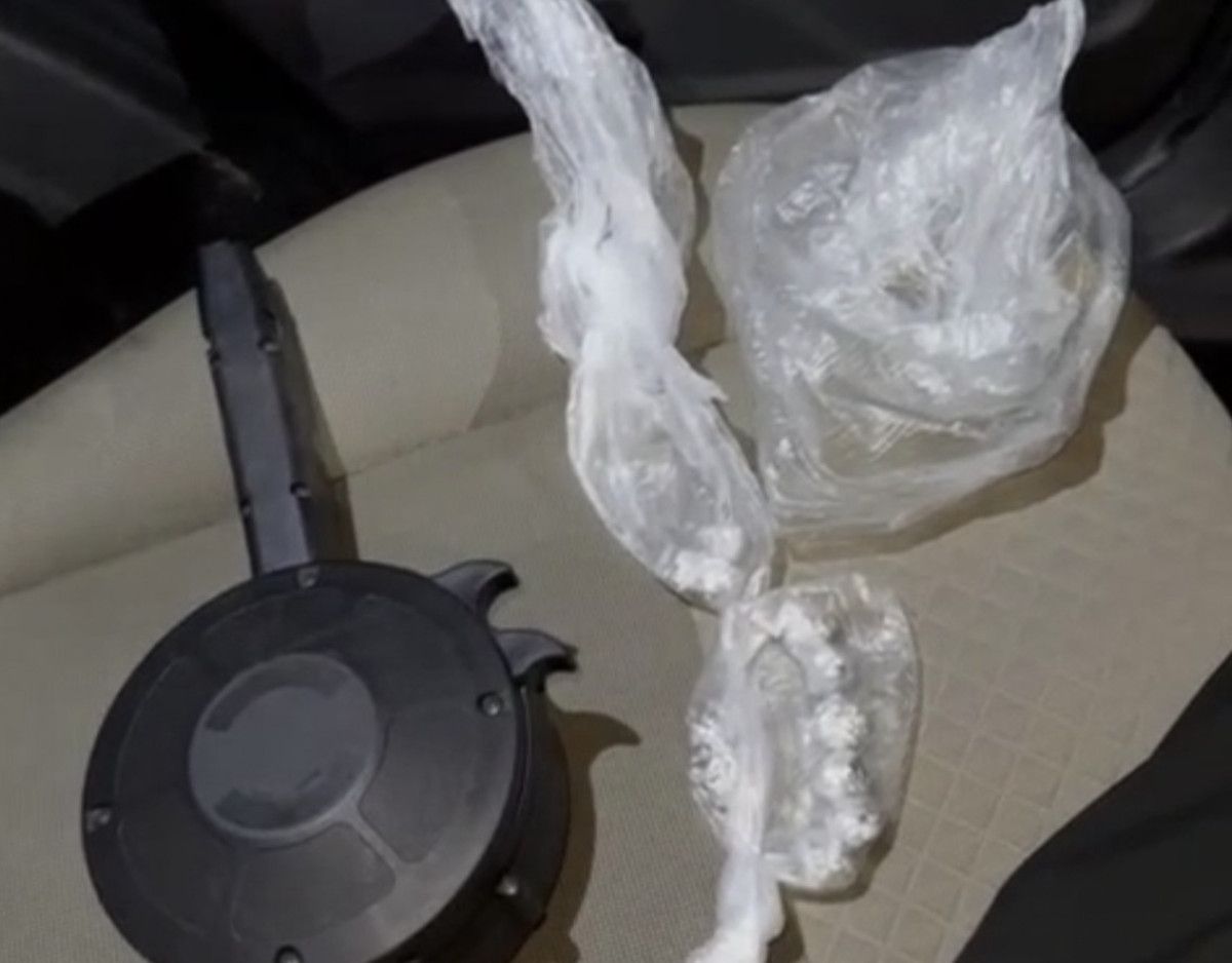 istanbulda durdurulan otomobildeki gizli bolmeden uyusturucu ve sarjor cikti 2 5a8Zc11C