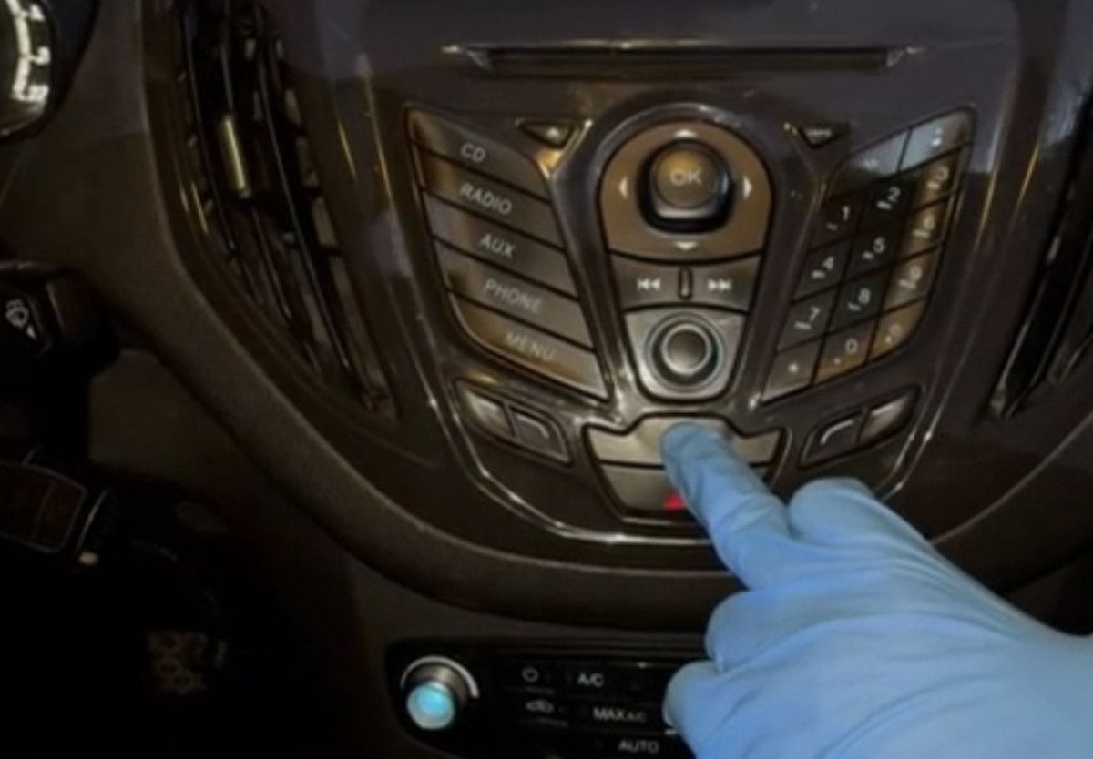 istanbulda durdurulan otomobildeki gizli bolmeden uyusturucu ve sarjor cikti 4 DqLcIigm