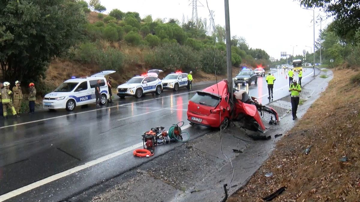 istanbulda feci kaza hurdaya donen arac surucusu oldu 0 4PBBcYAq