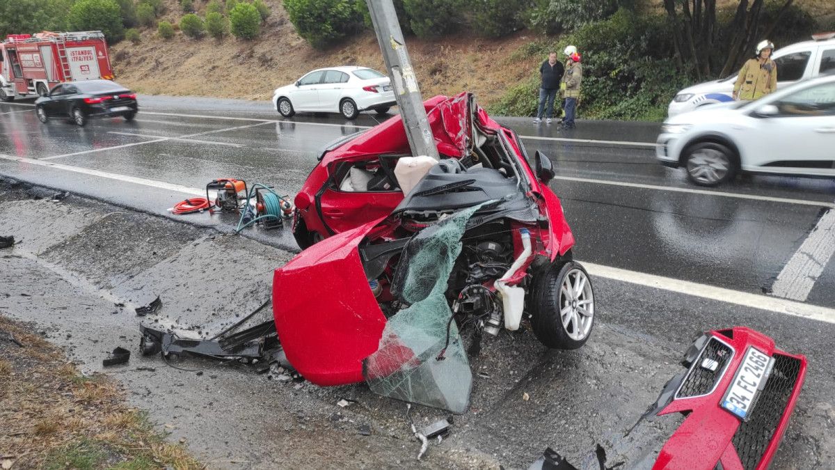 istanbulda feci kaza hurdaya donen arac surucusu oldu 1