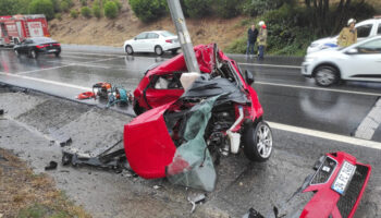 istanbulda feci kaza hurdaya donen arac surucusu oldu NRD2GVk5