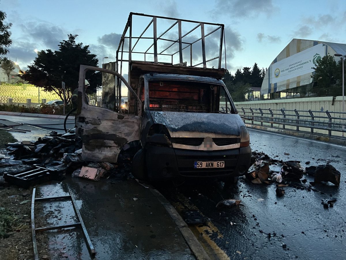 istanbulda kargo yuklu kamyonetten alevler yukseldi 0 O9Tu9NPI