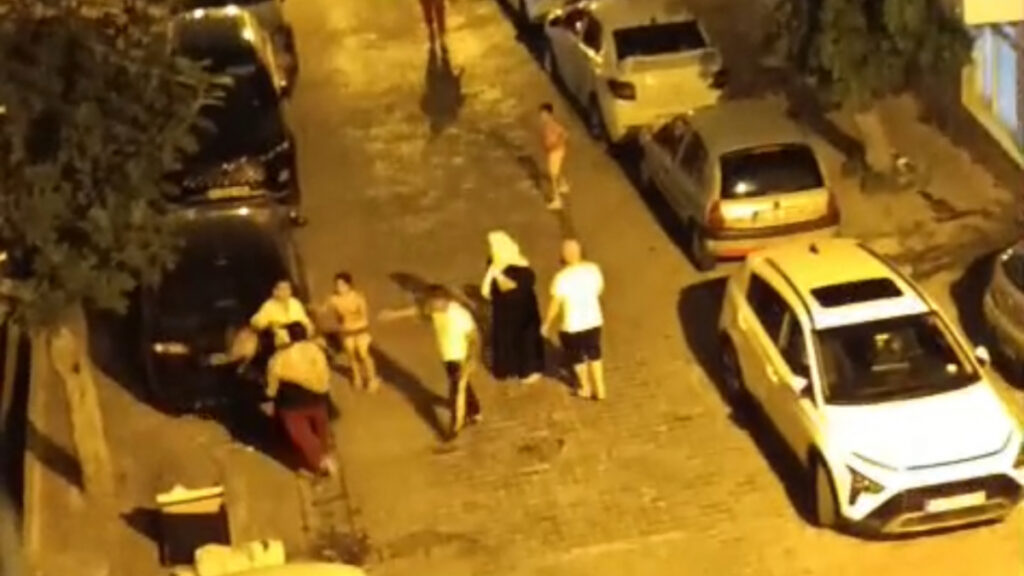 istanbulda komsularin park yeri kavgasi kamerada BZsMlhXk